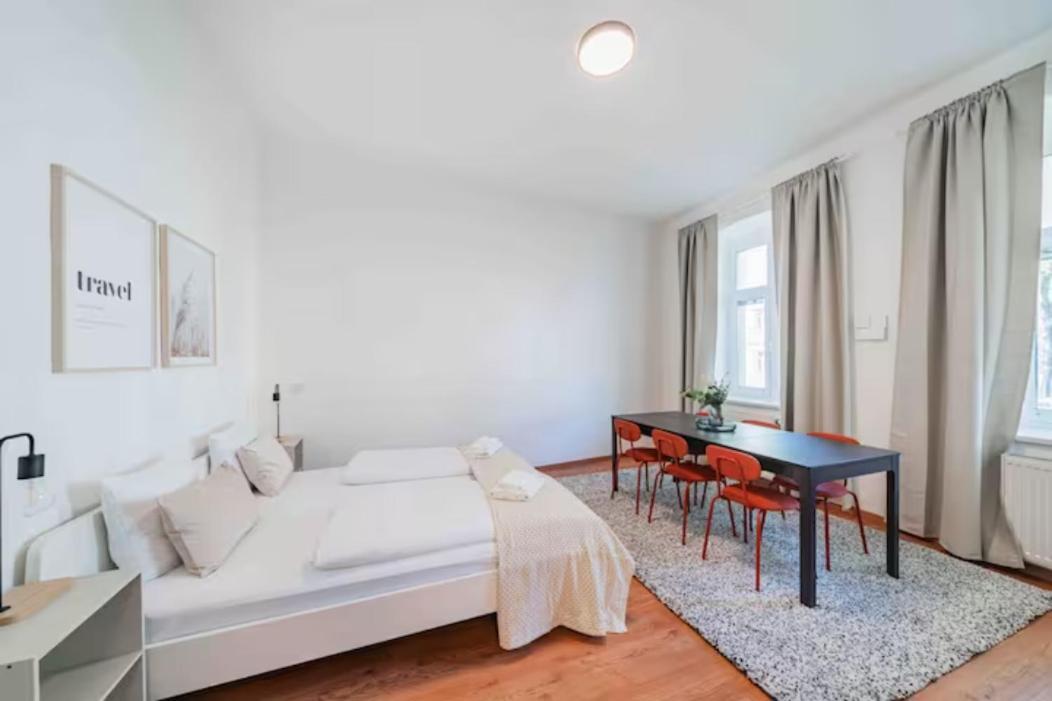 Apartments Next To Schoenbrunn - Free Parking !!! Vienna Esterno foto